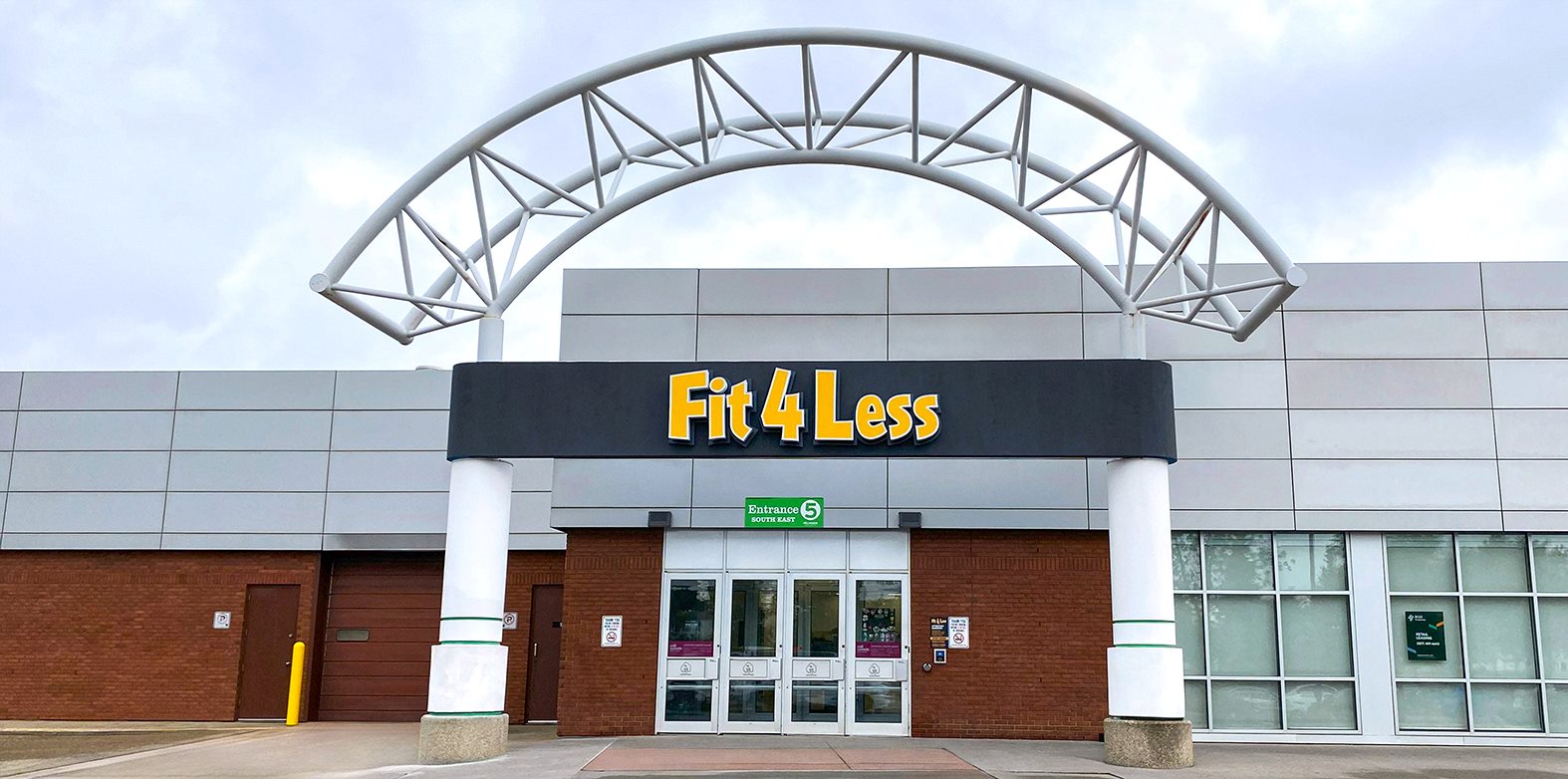 Exterior of a 24/7 Fit4Less Gym